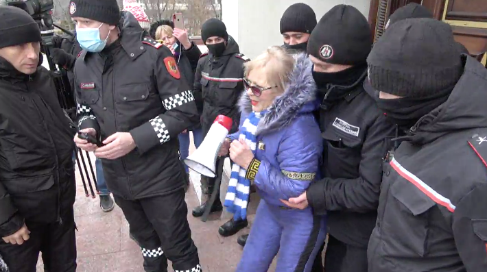 Протестующих пенсионеров не пропустили в здание президентуры