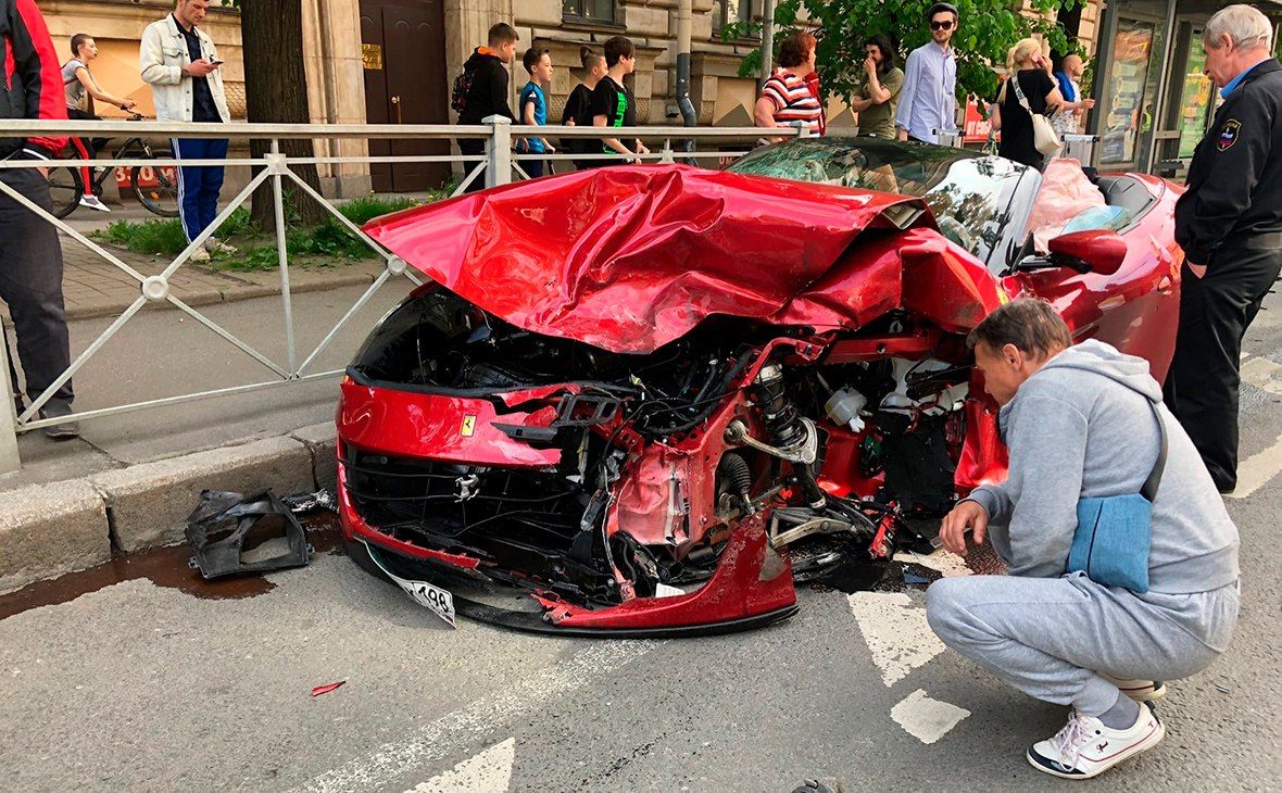 Авария с участием такси и Ferrari в Петербурге попала на видео