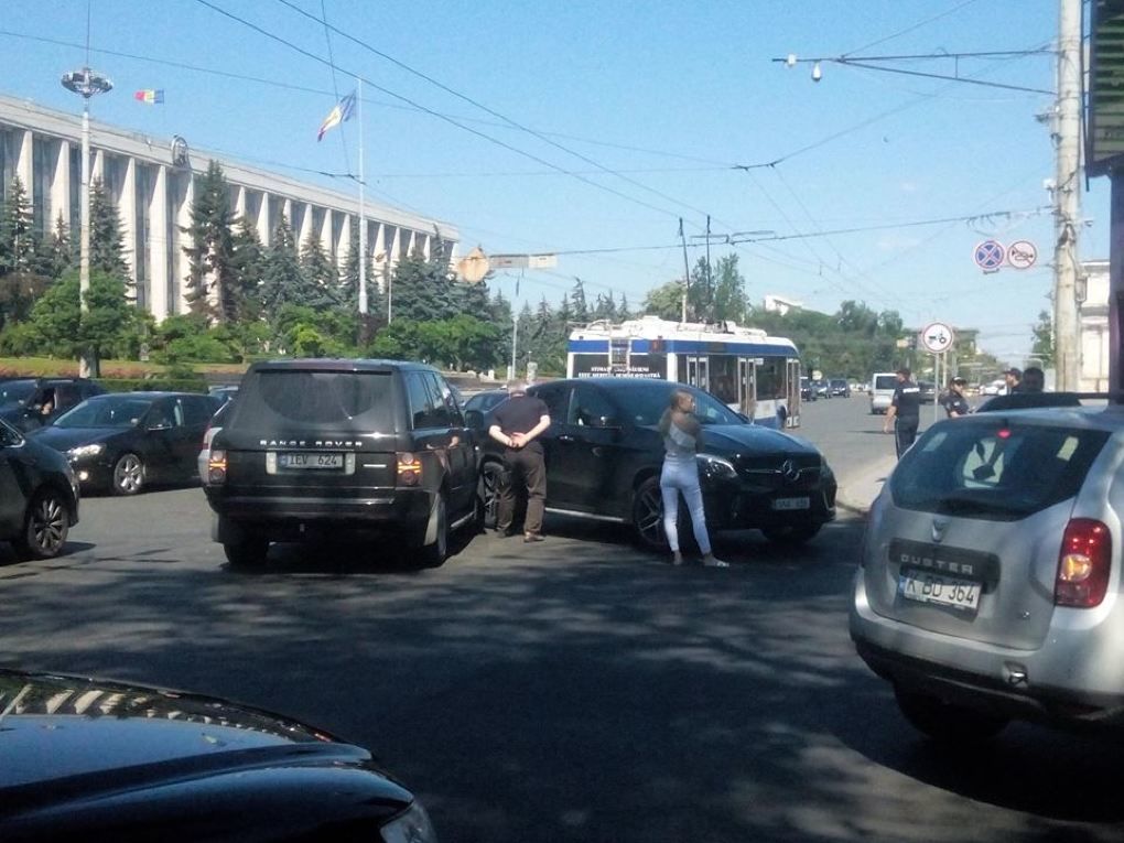 Range Rover и Mercedes не поделили дорогу в центре Кишинева