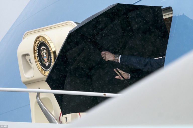 Gestul lipsit de cavalerism al lui Trump. Se acoperă cu o umbrelă în timp ce soţia şi fiul său stau în ploaie