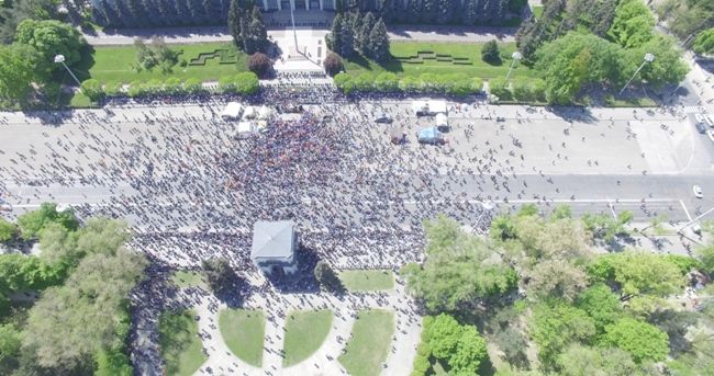 Înregistrare cu drona: mai puțini oameni decât corturi la mitingul Partidului DA