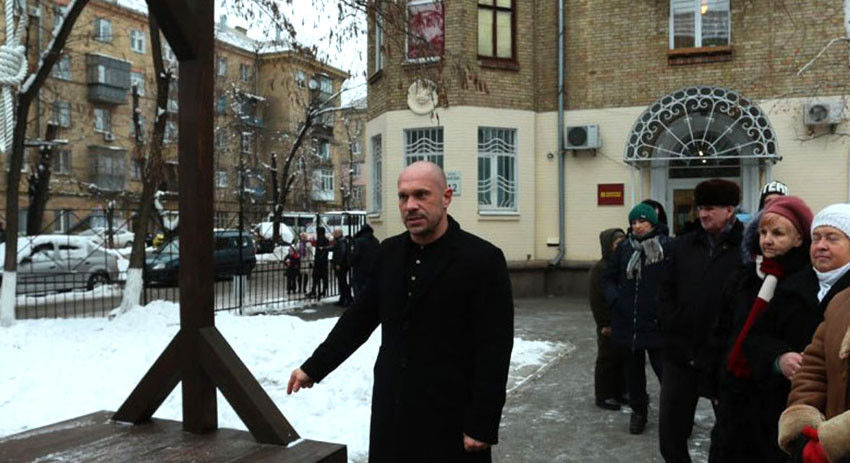 В Киеве возле офиса партии социалистов Украины появилась виселица