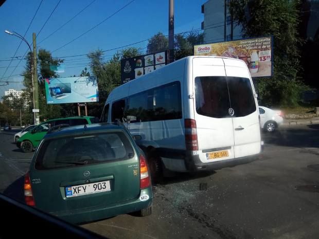 Un microbuz și o mașină s-au ciocnit violent în Capitală
