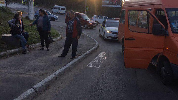 В Кишиневе маршрутка сбила девушку на пешеходном переходе