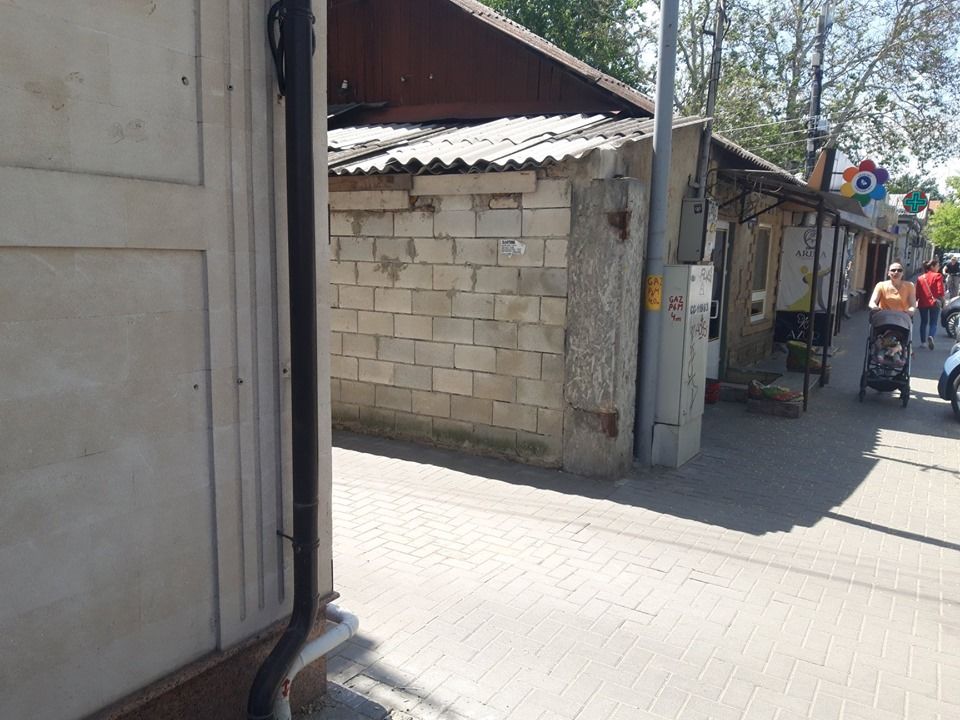 В центре столицы демонтировали незаконно установленный шлагбаум