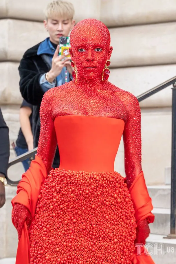 Певица Doja Cat покрыла тело красными кристаллами Swarovski