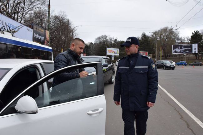 Многие столичные водители не хотят снимать тонировку со стекол машин
