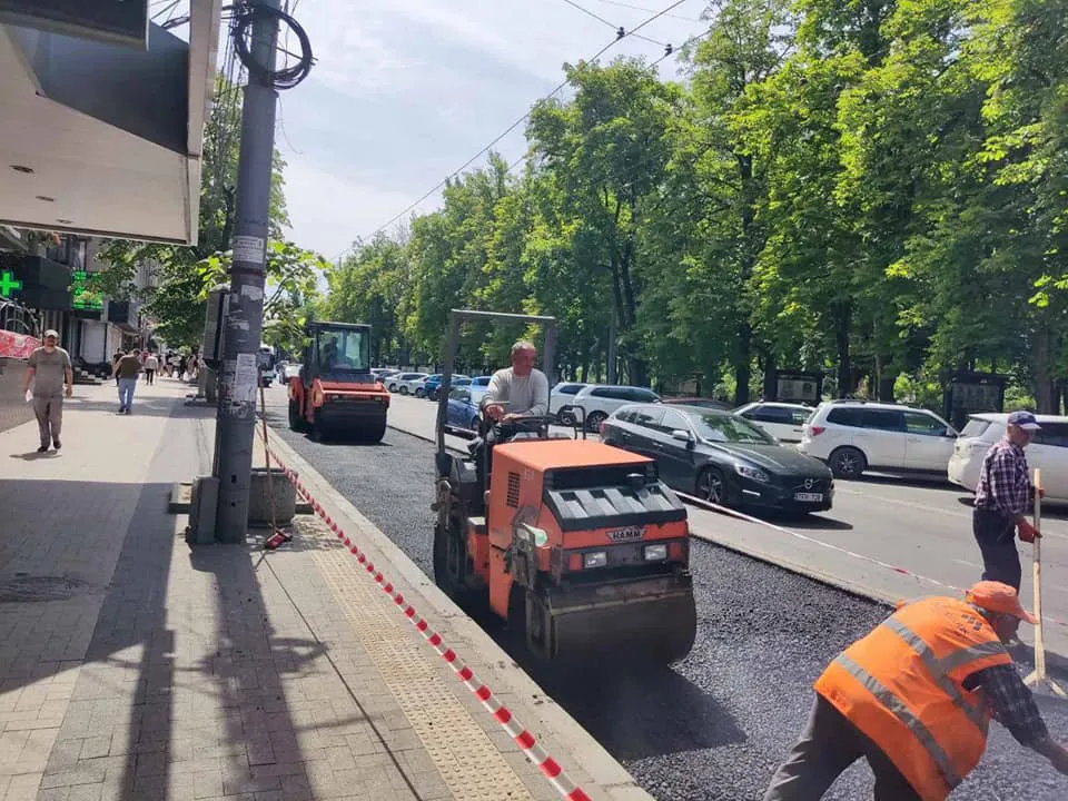 В Кишиневе продолжаются работы по укреплению дороги в районе остановок