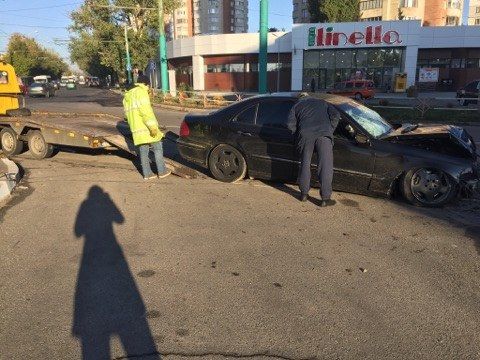 На Телецентре разбился Mercedes, водитель госпитализирован