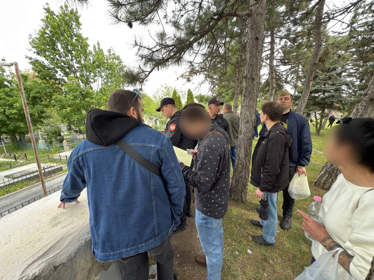 На Мемориале в Кишиневе карабинеры штрафовали людей за курение и распитие алкоголя
