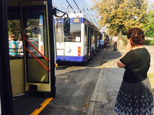 Un autobuz de linie s-a ciocnit cu un Mercedes, iar acesta a lovit o alta masina in apropiere de Circ