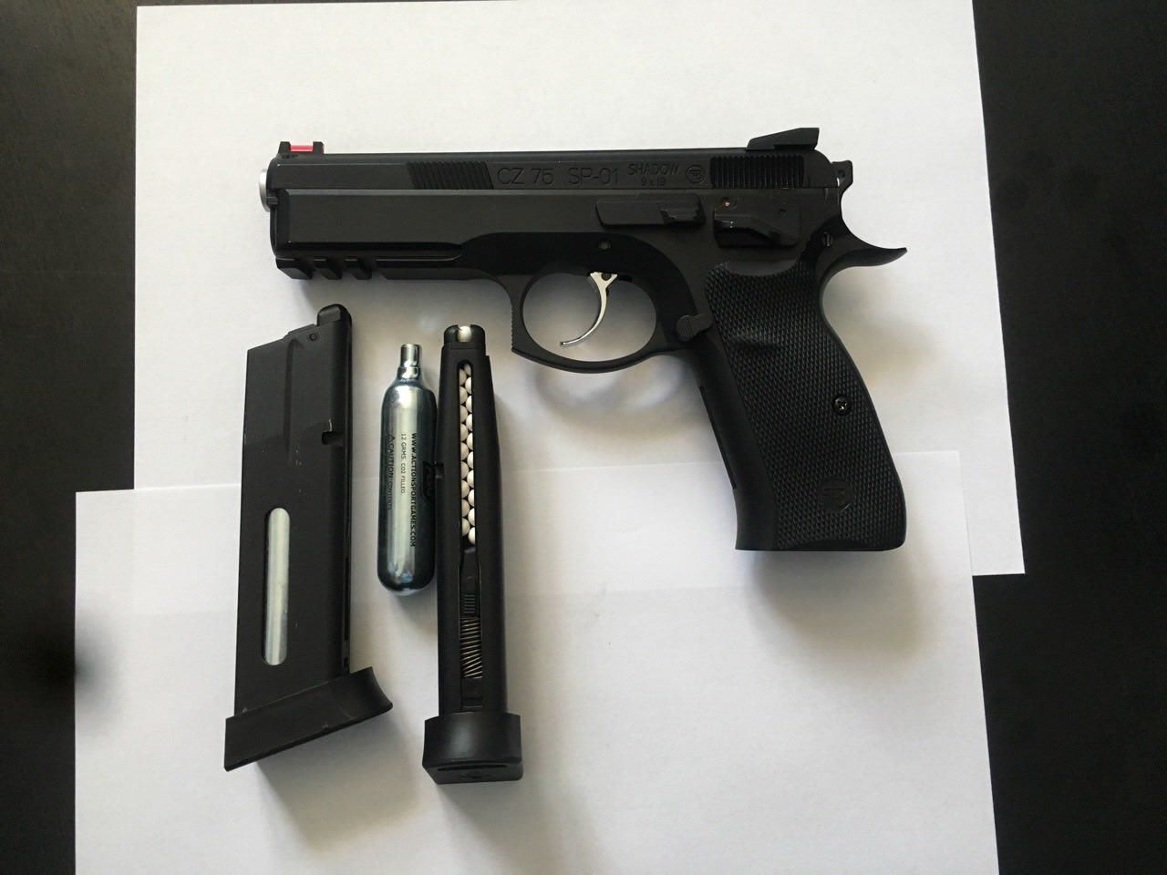Pistol pneumatic și țigarete, tăinuite de la controlul vamal