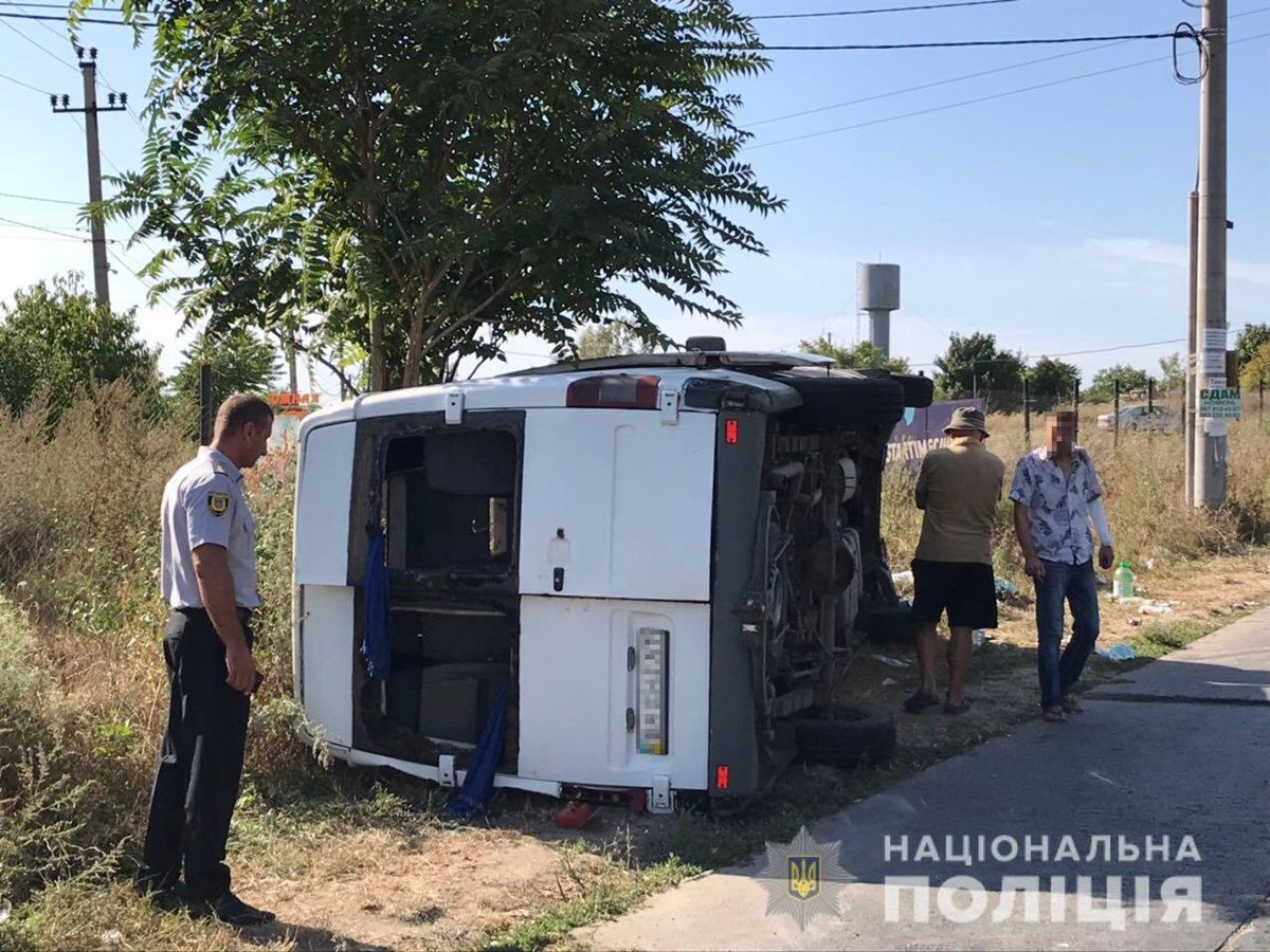 Под Одессой перевернулась маршрутка с туристами: 11 пострадавших