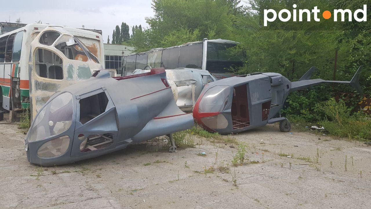 Изъятые прокуратурой макеты вертолетов ржавеют под открытом небом