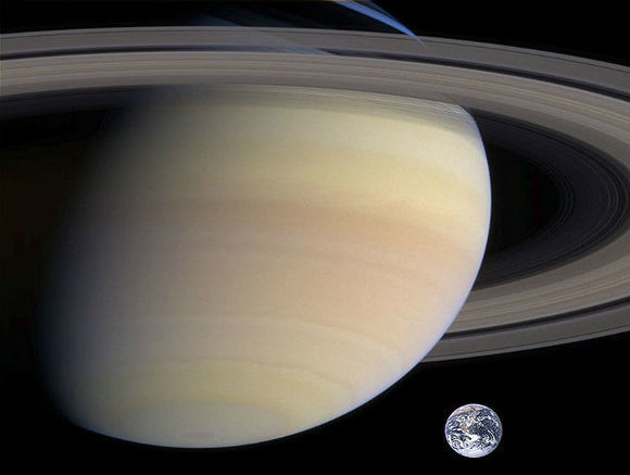 NASA опубликовало снимки колец Сатурна с высоким разрешением