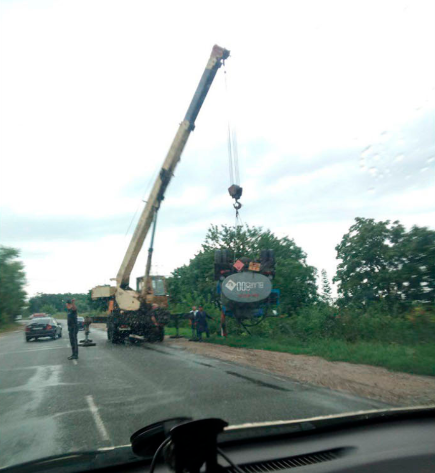 В Бельцах перевернулась пустая автоцистерна