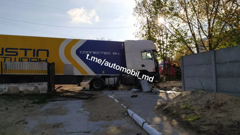 В столице водитель фуры въехал в забор Полицейской академии