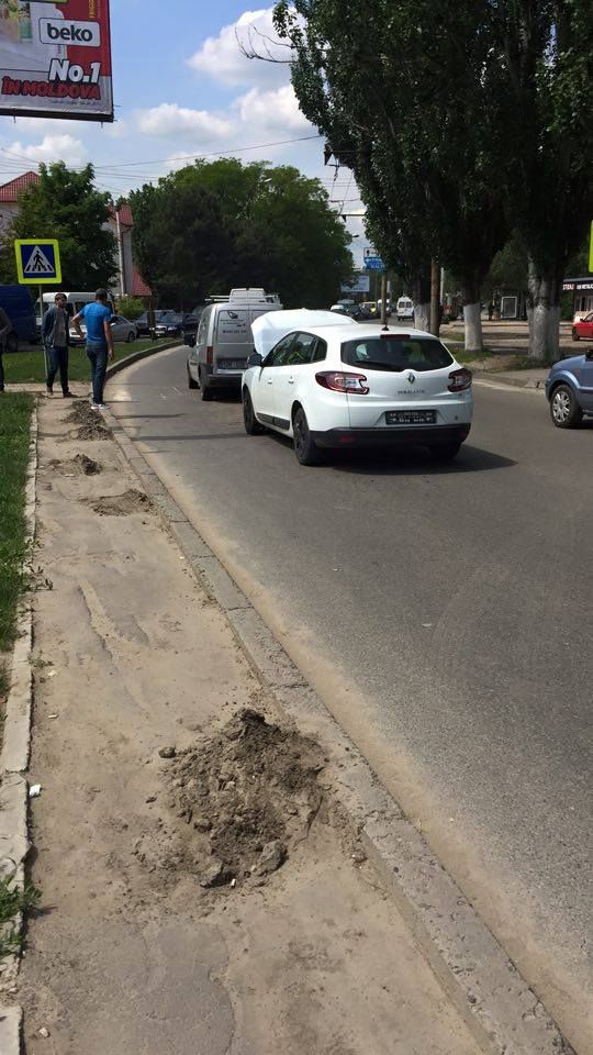 A incercat sa evite un accident si a lovit o alta masina. O strada din centrul capitalei, paralizata in urma unui dublu accident