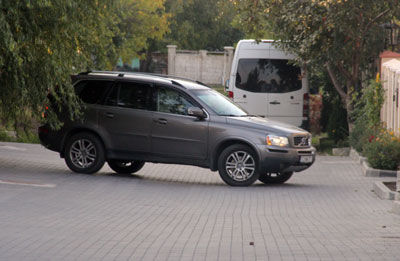 Casa de lux în care locuiesc doi bugetari ai Primăriei Chişinău