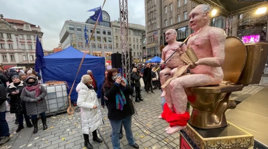В Праге провели акцию с куклами Путина и Лукашенко, усаженными на золотой унитаз