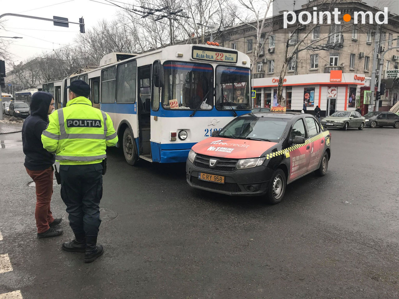 Un troleibuz și o mașină de taxi s-au ciocnit în centrul Capitalei