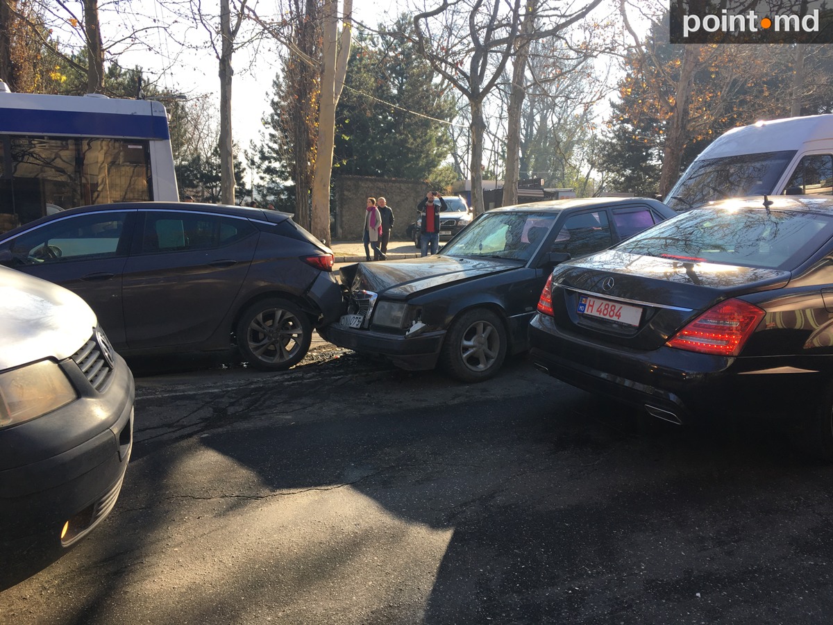 Accident în lanț la Buiucani cu cinci mașini avariate