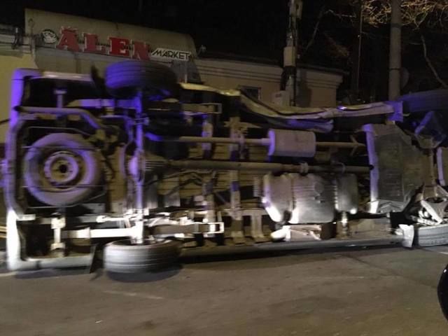 Два автомобиля столкнулись минувшей ночью в центре столицы