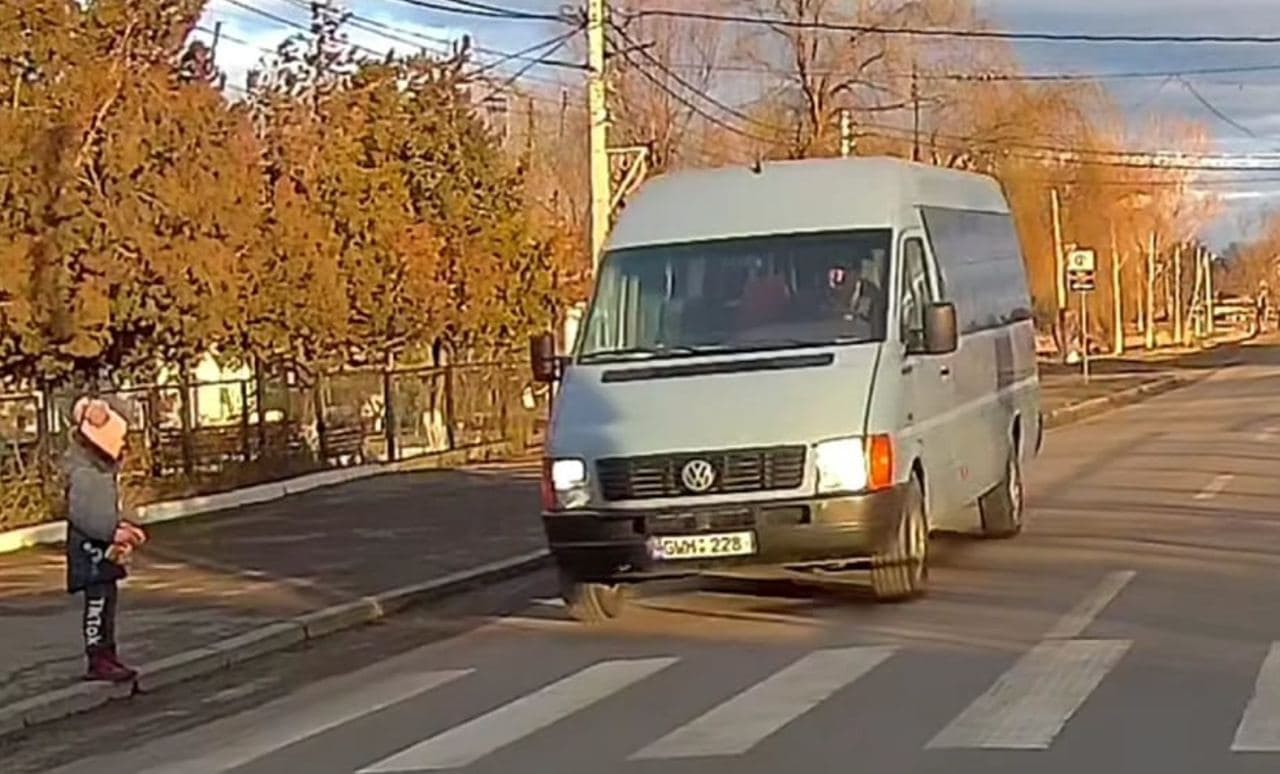 В Будештах микроавтобус едва не сбил ребенка на пешеходном переходе