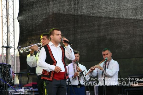 Грандиозный концерт в Комрате: перед тысячами жителей выступили группа «Серебро» и Александр Маршал