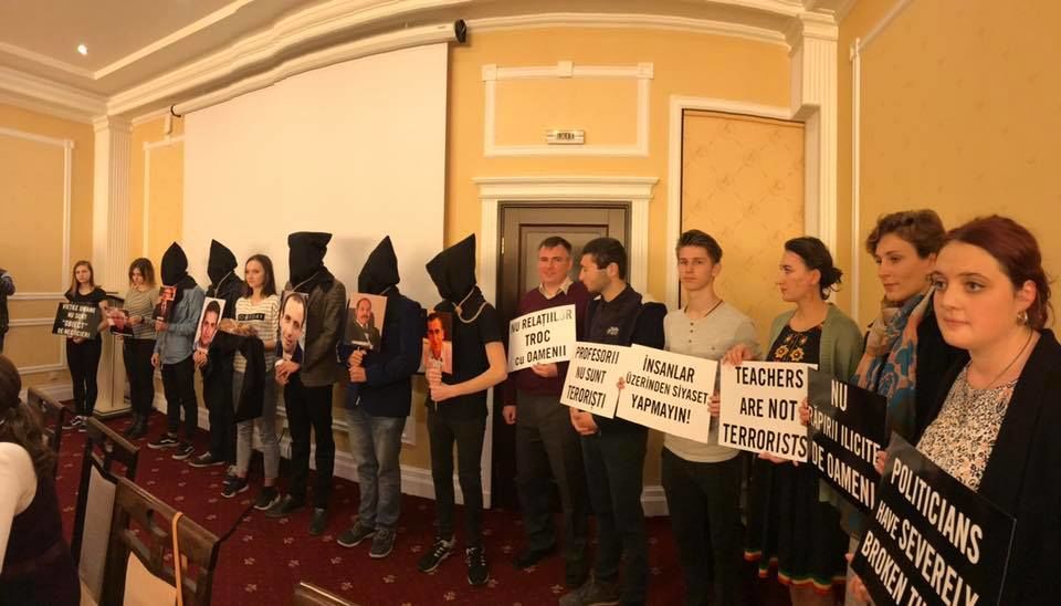На учеников столичного лицея надели мешки и веревки для акции протеста