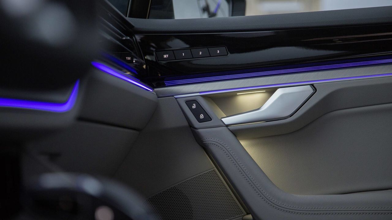 Volkswagen раскрыл салон нового "Touareg" до премьеры