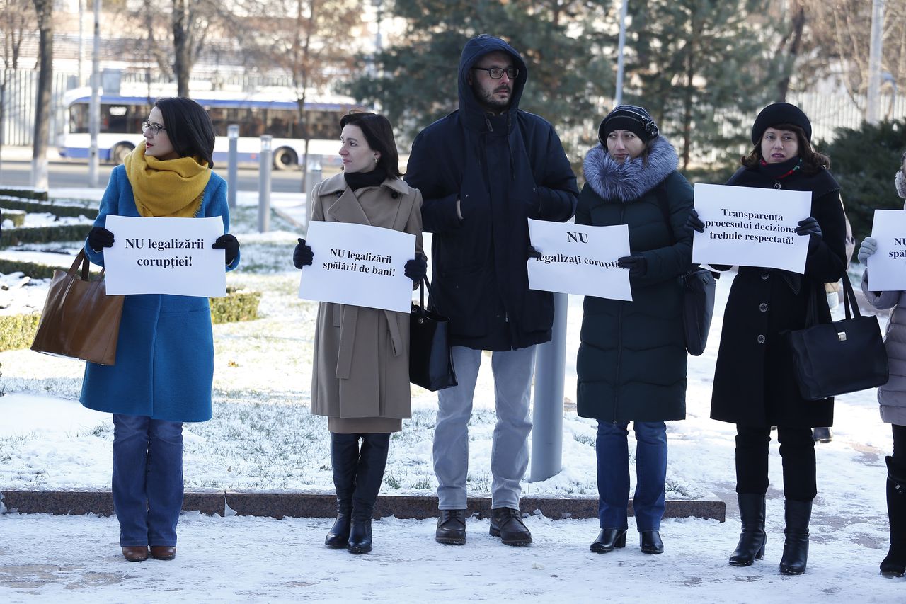 Майя Санду участвовала в акции протеста у парламента