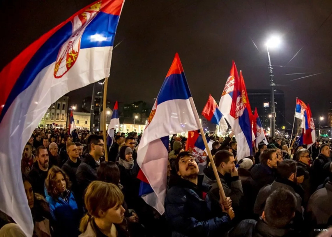 Протесты в белграде сейчас. Сербия протесты Косово. Митинг в Сербии. Митинг в Белграде. Толпа сербов.