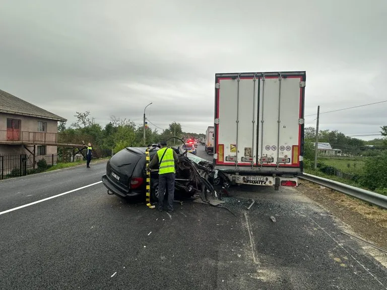 Accident grav la Iași: O mașină din Moldova s-a izbit de un camion la PTF Sculeni