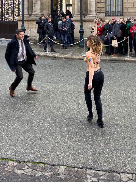 В Париже активистки Femen устроили акцию у Елисейского дворца