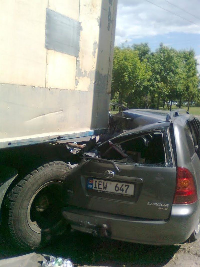 Accident groaznic: Remorca unui KamAZ a strivit o mașină. Ce a pățit șoferul