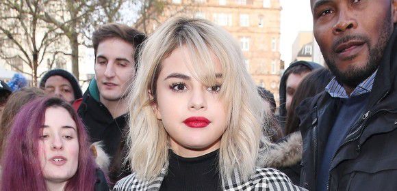 Selena Gomez şi-a surprins fanii ieşind pe stradă într-o rochie transparentă