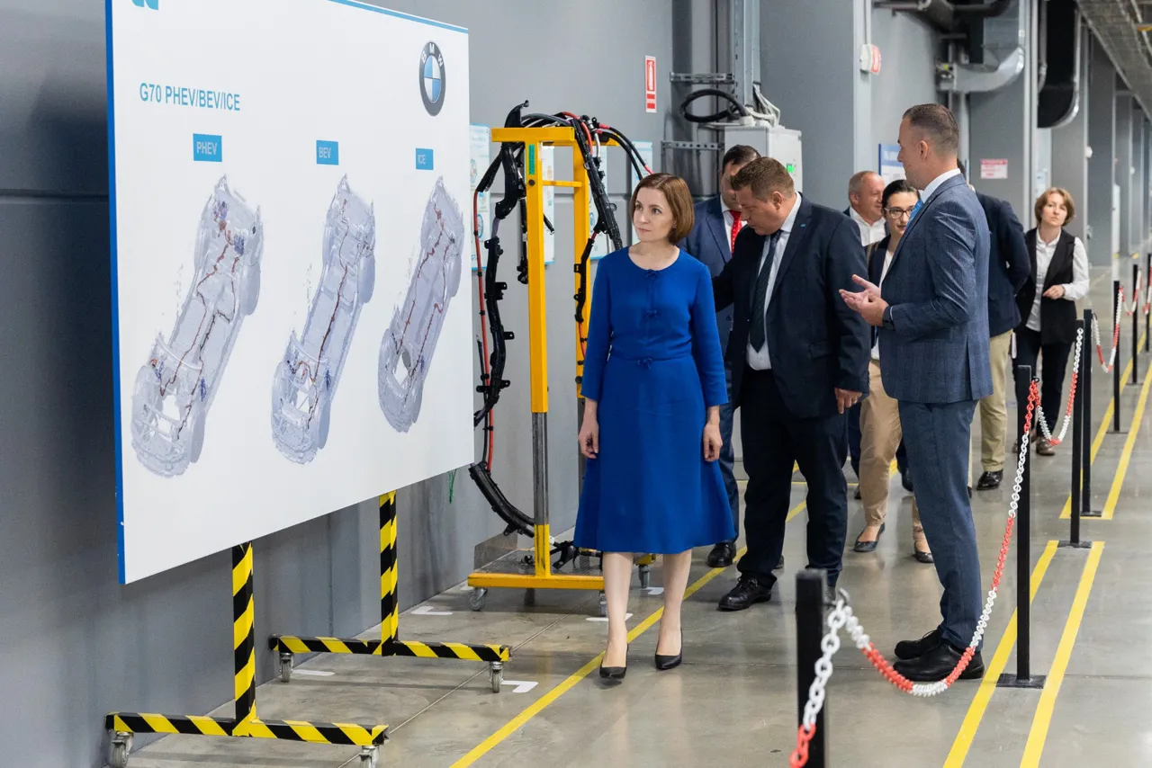 Санду посетила завод в Бельцах, где собирают запчасти для BMW