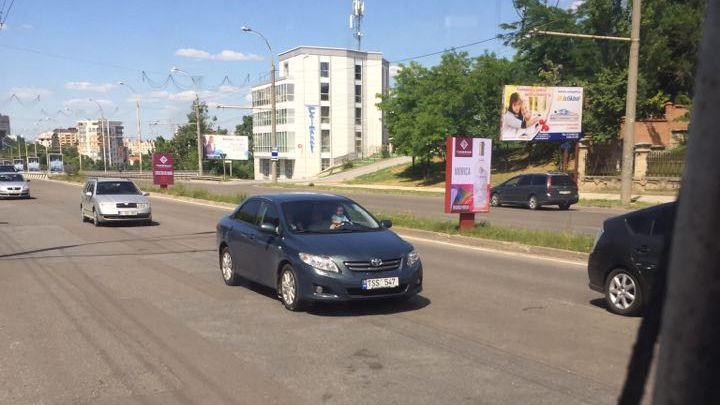 La volan cu copilul în braţe. Cum a fost surprins un şofer