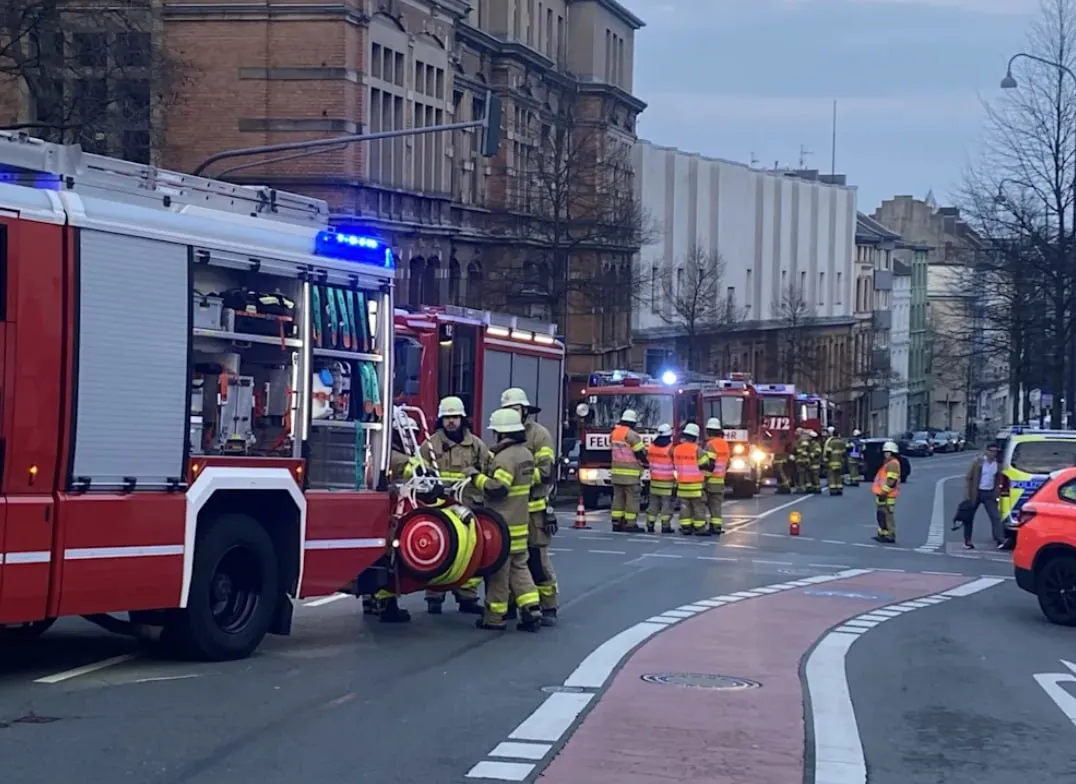 В Германии вооруженная женщина угрожает нескольким людям в больнице