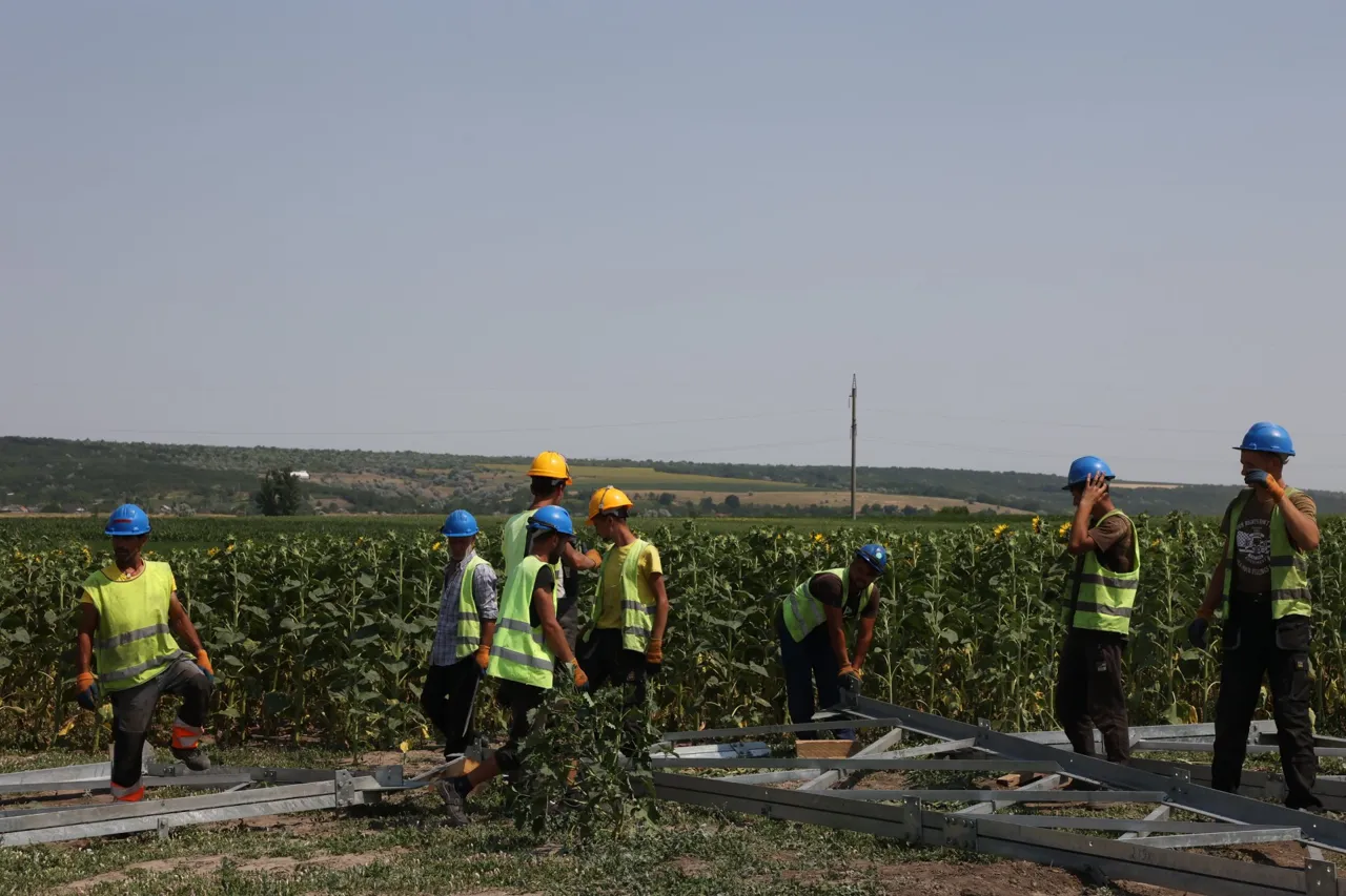 Instalarea conductoarelor pe LEA Vulcănești–Chișinău a început