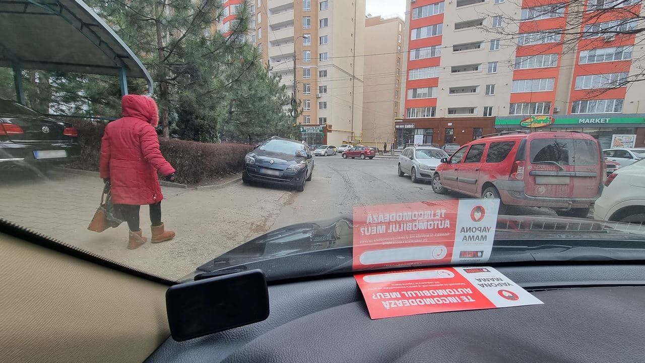Жители Чекан ведут "войну" с парковкой автомобилей на улице Джинта Латинэ