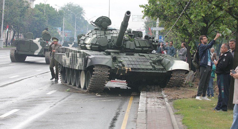 На репетиции парада в Минске танк врезался в столб