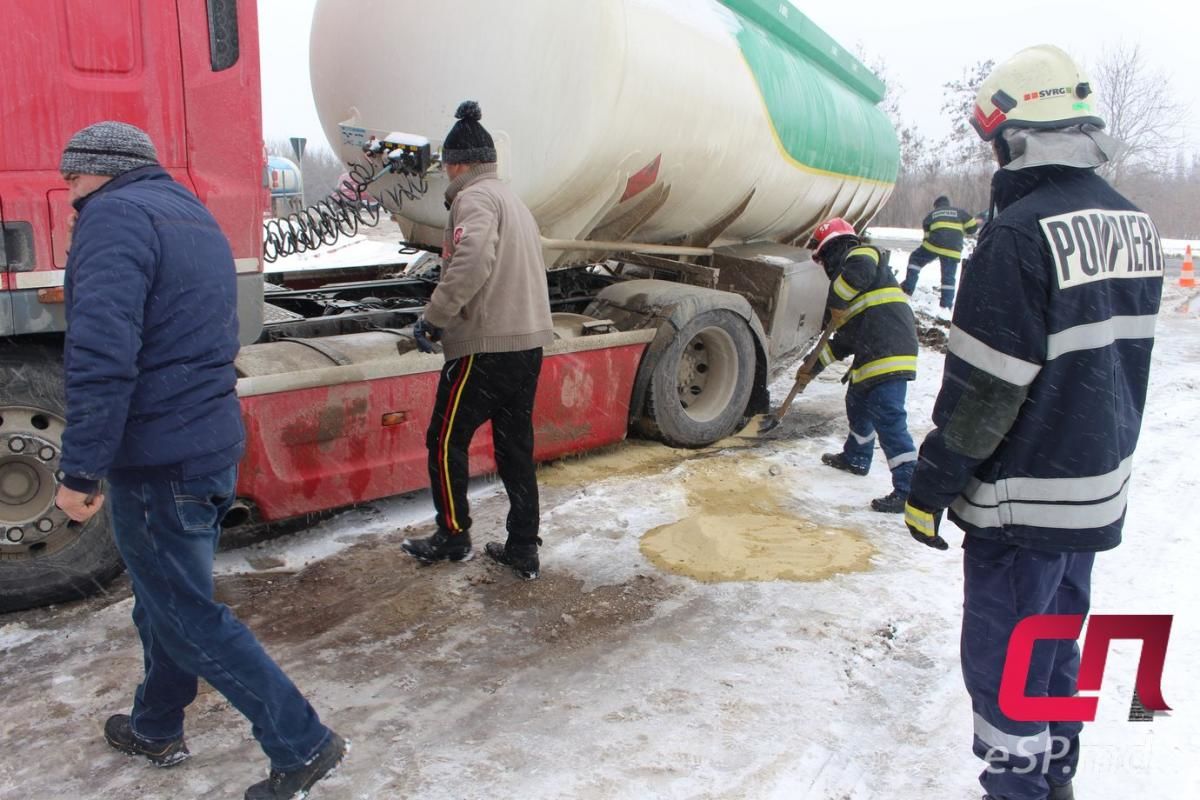 В Бельцах на объездной дороге завяз бензовоз