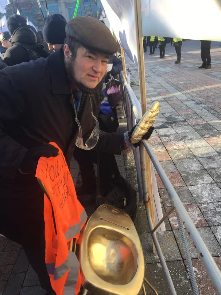 Митингующие принесли к Верховной раде золотой унитаз и батон