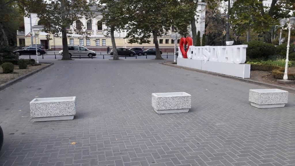 Чебан нашел решение проблемы парковки у инсталляции «Я люблю Кишинев»