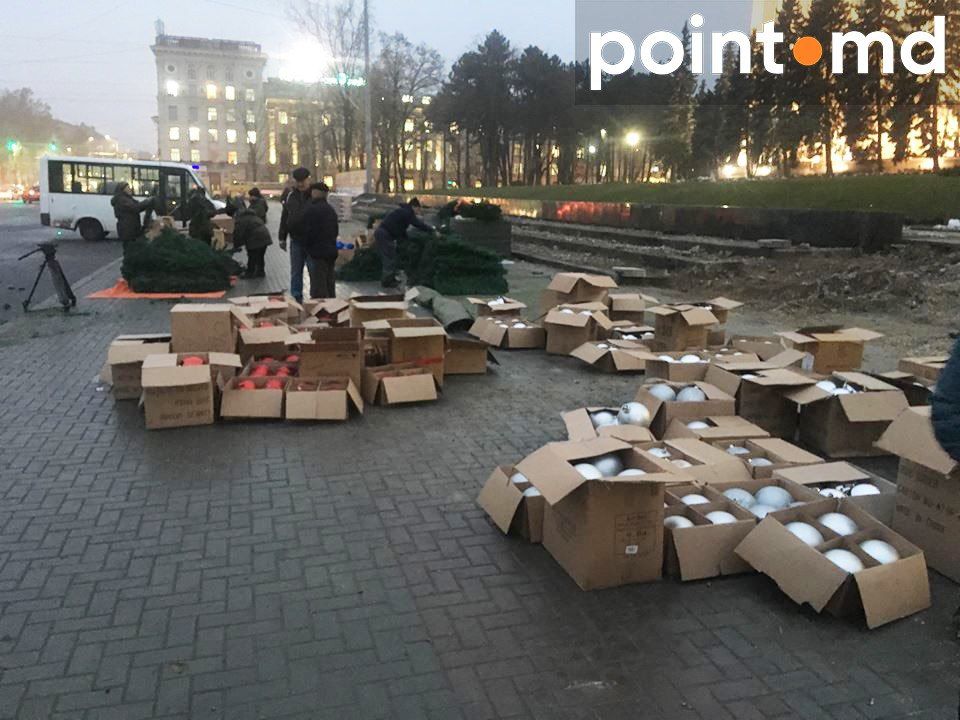 Елку в центре Кишинева начали украшать