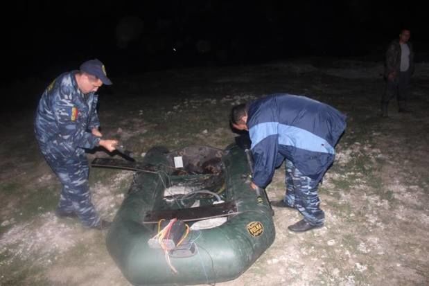 Un bărbat care pescuia la miezul nopții pe Nistru a rămas fără undiță și barcă