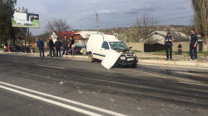 Accident grav lângă Peresecina, cu implicarea unui microbuz de rută: Două persoane, rănite