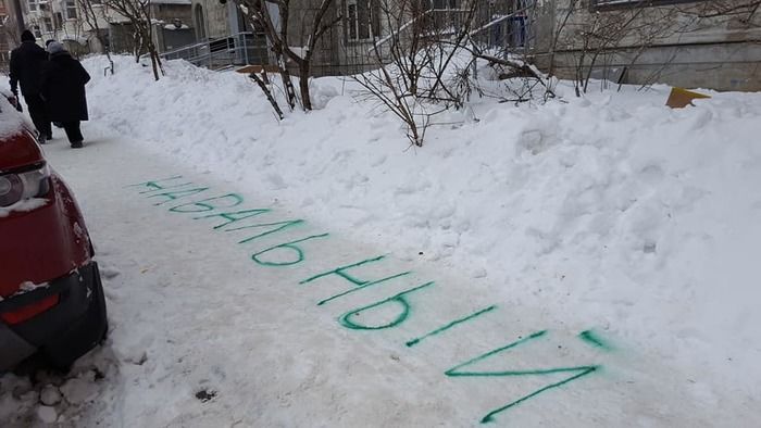 Москвичка написала на сугробах «Навальный», чтобы быстрее убрали снег